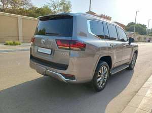 Berline de luxe d'occasion 2023, conduite à gauche, traction avant, sièges en cuir, régulateur de vitesse, toit ouvrant panoramique, vue 360° à l'arrière - Product Image 5