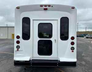 Autobús Usado 2023 en Excelente Estado para Transporte de Grupos de 21-40 Pasajeros, Diésel, Transmisión Automática, Emisión Euro 6, Volante a la Izquierda, Velocidad Máxima - Product Image 1