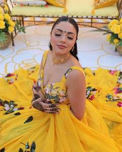 Belle fleur imprimé Lehenga Choli avec Dupatta en couleur jaune pour Haldi fonction indienne traditionnelle Haldi tenue mariées - Product Image 1