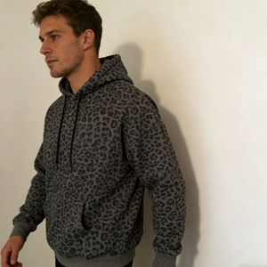 เสื้อฮู้ดดี้ผู้ชายไซส์ใหญ่สีเทาพิมพ์ลายเสือดาว มีกระเป๋า ผ้าฟลีซ สไตล์ลำลองแนวสตรีท คุณภาพสูง ขายส่ง - Product Image 3