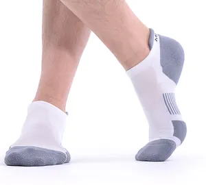 Produttore personalizzato il tuo logo display sul piede manichino morbido calzini sportivi da lavoro alla caviglia in bambù di moda