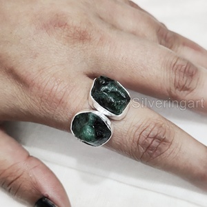 Joyería de piedra en bruto Anillo de mujer Esmeralda natural Piedra preciosa en bruto May Birthstone Anillo ajustable de dos piedras Anillo de plata esterlina 925 - Product Image 4