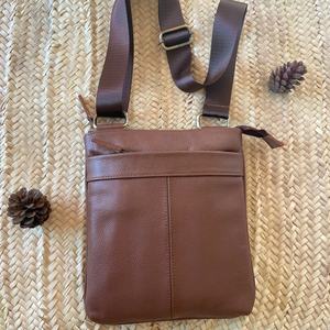 Bolso de viaje cruzado en el pecho para hombre, vintage, de cuero genuino a la moda, con logotipo personalizado, para el día de San Valentín - Product Image 1