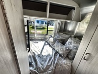 Fournisseur de caravanes d'occasion 2024 Airstream Bambi 16 RB à vendre pour le camping et les voyages