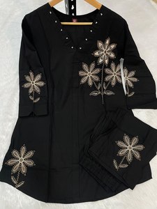 Conjunto de Kurti y Pantalón Elegante Bordado en Negro de Rayón Premium Unity Luxure - Product Image 3