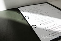 Couverture de menu en cuir A4 avec support central élastique support de menu avec gaufrage dossier de restaurant classeur couverture personnalisée LMC-0024