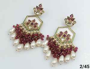 Ensemble de boucles d'oreilles indiennes traditionnelles en Kundan plaqué or avec perles, design élégant et fantaisie pour femmes et filles - Product Image 3