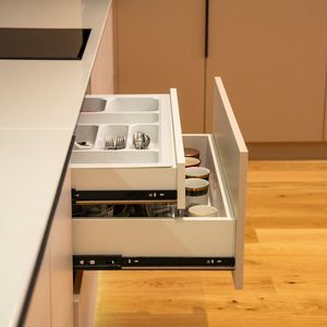 Base de tiroir de cuisine avec trois tiroirs profonds à fermeture amortie pour casseroles et poêles 60, 80 et 90 cm - Product Image 1