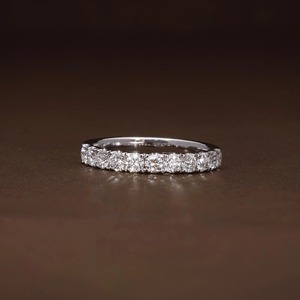 Anillo de Media Eternidad con Diamantes Cultivados en Laboratorio en Oro de 18k, Anillo Apilable de 2.90, Anillo de Bodas con Diamantes, Viene con Certificado IGI, Diamante VVS - Product Image 2