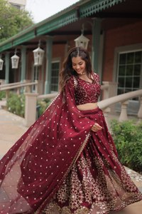 Lehenga แบบดั้งเดิมที่สวยงามสำหรับงานแต่งงานของนักออกแบบชาวอินเดียพร้อมเสื้อแฟนซีและปาร์ตี้เพื่อนเจ้าสาว - Product Image 5