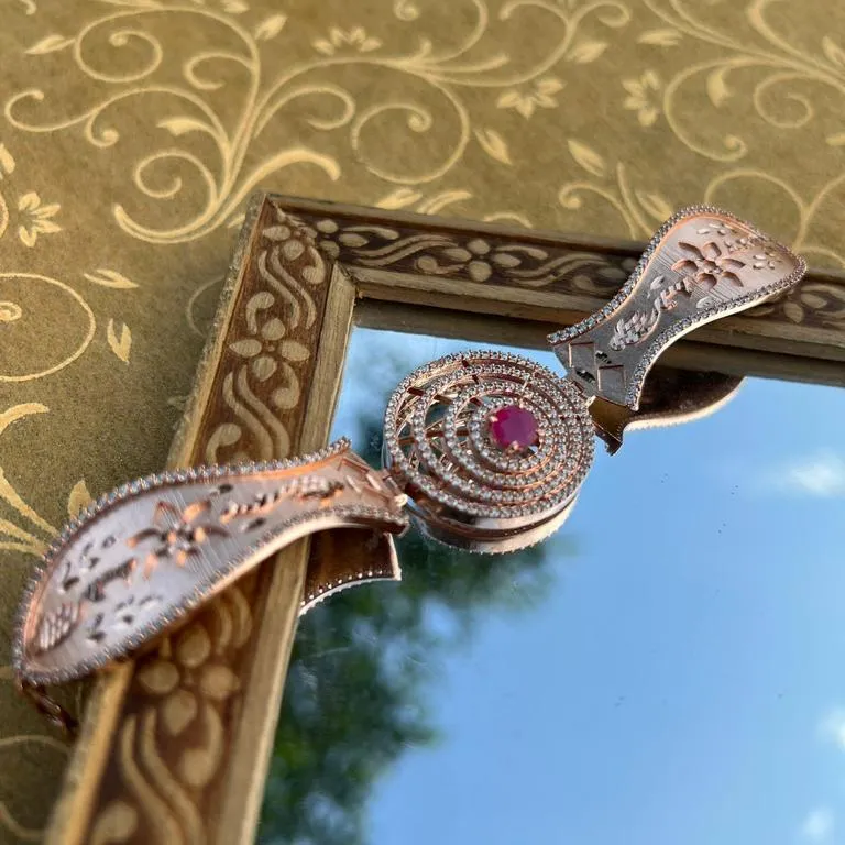 Polshorloge Ontwerp Kleur Cz Zirkoon Steen Verstelbaar Slot Traditionele Look Armband Modieuze Sieraden Voor Vrouwen