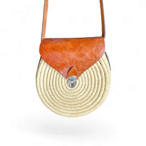 Sac bandoulière bohème marocain en paille tressée, avec rabat en cuir floral, fermeture ouverte, doublure en toile, deux sangles, pour usage quotidien, printemps - Product Image 1