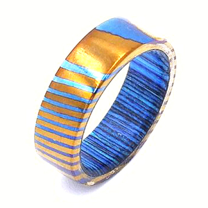 Bague à motif coloré en acier damassé faite à la main avec saphir pour les fiançailles de mariage ou le manuel de la source d'alimentation d'anniversaire - Product Image 6