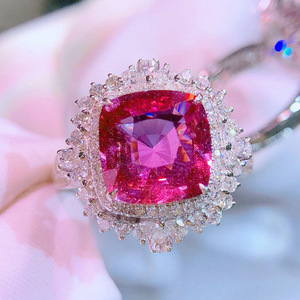 Anello da Donna con Fiore Rettangolare Taglio Smeraldo e Incastonatura a Pavé, Gioiello Elegante e alla Moda - Product Image 2