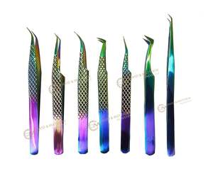 Pinzas de pestañas de diamante de 90 grados con logotipo personalizable Punta de volumen de fibra de plasma multicolor Pestañas altas duraderas de acero inoxidable - Product Image 1