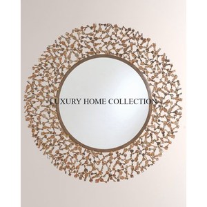 Cadre de miroir mural en métal antique unique fabriqué à la main avec de délicates sculptures florales pour une touche intérieure sophistiquée - Product Image 2