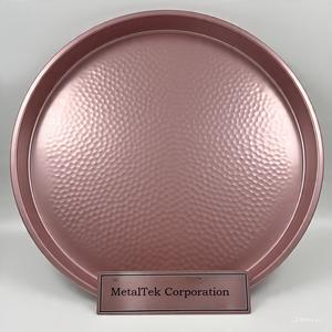 Plateau en acier de luxe rond texturé rose et multicolore Plateaux cadeaux durables en métal décoratifs chics polyvalents pour la maison moderne - Product Image 1