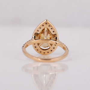 Anillo de compromiso chapado en oro de 18 quilates, piedra de acento glamuroso, corte de pera amarilla, Diamante cultivado en laboratorio, ajuste de halo de diamante Rosa clásico IGI - Product Image 4