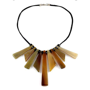 Collier pendentif et boucles d'oreilles en corne naturelle de collection classique de créateurs, couleur corne naturelle, chaînes en diamant et perles par saniya handicraft - Product Image 1