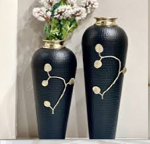 Jarrones altos de metal negro mate con bordes dorados en contraste y motivos de ramas. Disponible a precios de mayoreo. - Product Image 1
