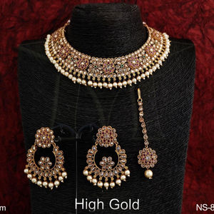 Haute Plaqué Or Plein de pierres blanches antiques Clustered Pearl Party wear Fantaisie Collier Ras Du Cou Ensemble Avec Maang Tikka - Product Image 1