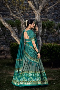 Vêtements de mariage Tussaer en soie avec imprimé floral et feuille Lehenga Choli Femme Fabricant de mode de Surat au taux le plus bas - Product Image 2