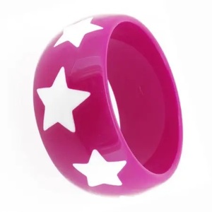 Bracelet élégant en résine acrylique rose avec motif étoile blanche, unisexe, tendance, fantaisie, style mignon, anniversaire pour femme - Product Image 1