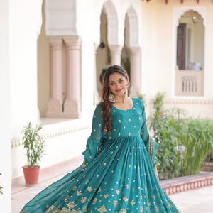 Anarkali bleu ciel en argent froissé avec broderie de sequins et travail de broderie et de dentelle sur le bord du dupatta - Product Image 1