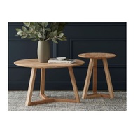 Table d'appoint traditionnelle en bois avec pieds tournés et finition teintée offrant un attrait intemporel pour les intérieurs classiques
