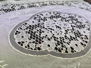 2024 vente chaude luxe blanc broderie dentelle tissus de haute qualité personnalisé pour la décoration de Table en gros - Product Image 2