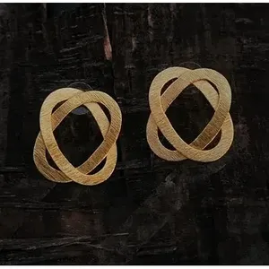 Modernos Pendientes Colgantes Hechos a Mano con Baño de Oro, Perla y Diamante para Regalo de Boda - Product Image 1