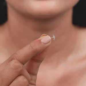 Exquisitos Pendientes de Flores de Diamantes Ondulados Dorados Diseñados para Colecciones de Joyería Femenina de Primera Calidad - Product Image 2