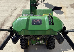 Souffleuse à neige John Deere 1330SE de petite taille, idéale pour garder les jardins de maisons haut de gamme et les cours de qualité supérieure propres. - Product Image 2