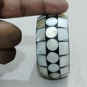 Bracelet élégant vintage fait à la main en nacre incrusté Design intemporel pour les femmes Bracelets de mode uniques par Falak World Export - Product Image 1