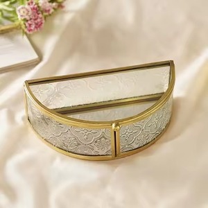 Moderno y Lujoso Organizador de Joyas y Accesorios Pequeños de Latón y Vidrio Ecológico con Forma Personalizable, Caja Plateada - Product Image 2