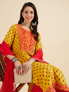 Conjunto Tradicional Indio para Mujer, Kurta, Pantalón y Dupatta de Algodón Amarillo con Bordado Floral y Estampado, Ropa Étnica de Algodón Puro - Product Image 2