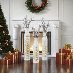 Ensemble de vases en métal New Look de couleur or époustouflante avec une forme géométrique élégante et un design complexe pour une décoration intérieure luxueuse - Product Image 3