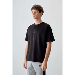Camiseta Negra de Algodón Grueso y Suave con Textura, Corte Holgado y Estampado para Hombre - 88373 - Negra - Product Image 4