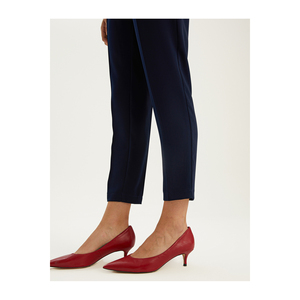 กางเกงคาร์โรต คราวน์ สำหรับผู้หญิง BGN รุ่น W24P506 พร้อมดีเทลจีบ - Product Image 5