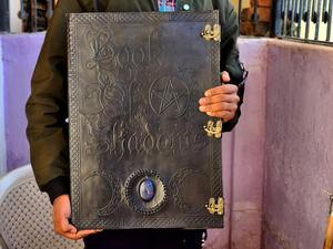 Fabriqué en cuir véritable vintage, ce grand agenda comprend un gaufrage artisanal et des fermoirs en métal. - Product Image 4