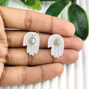 Pendentif en pierre de lune blanche naturelle sculpté à la main en forme de main de Bouddha |   Bijoux en pierres précieuses plaqués or pour la guérison - Product Image 1
