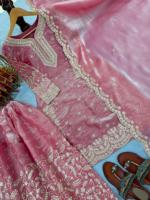 Robe entièrement cousue, costume prêt-à-porter, avec broderie lourde, travail de séquence et de fil de codage, travail à la main avec des perles, manches fantaisie