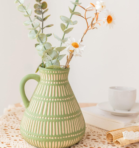 Jarra decorativa de cerámica verde con un patrón grabado detallado, perfecta para un hogar acogedor y rústico, disponible a precios al por mayor. - Product Image 1
