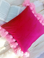 Housses de coussin berbères roses Bubble Gum faites à la main avec pompons carrés en velours cerise coussins pour la décoration de la maison ou de l'hôtel