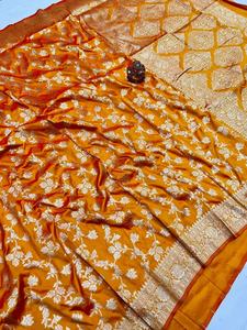 El último diseñador Soft Zari Weaving Border Saree de FabZone - Product Image 3