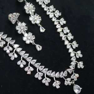 สร้อยคอทองเหลืองประดับเพชรเทียมอินเดียพร้อมจี้เงินและมุกสำหรับงานแต่งงานของเจ้าสาวผู้จำหน่ายสินค้าจำนวนมาก - Product Image 1