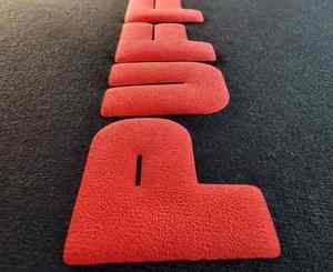 Sweat à capuche classique imprimé en relief, confectionné avec un intérieur en polaire doux, imprimé en relief audacieux et coupe décontractée streetwear. - Product Image 5