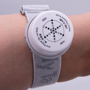 Masajeador de acupresión de refuerzo de energía de pulsera antináuseas Premium para producto de masaje de piernas - Product Image 3