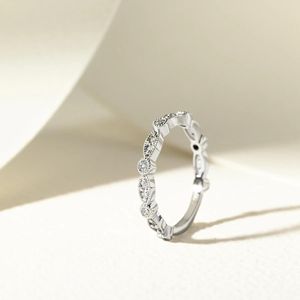 Anillo de Boda Eternity con Diamantes Cultivados en Laboratorio de Corte Redondo, Estilo Elegante para Mujer, Marca RITZIN - Product Image 3