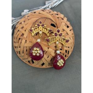 Pendientes colgantes hechos a mano Maroon Kundan, Pendientes chapados en oro tradicionales indios con detalles en perlas para mujeres y niñas - Product Image 1